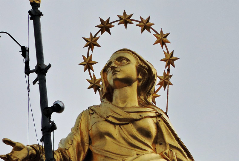 La bellezza della statua della Madonnina del Duomo di Milano